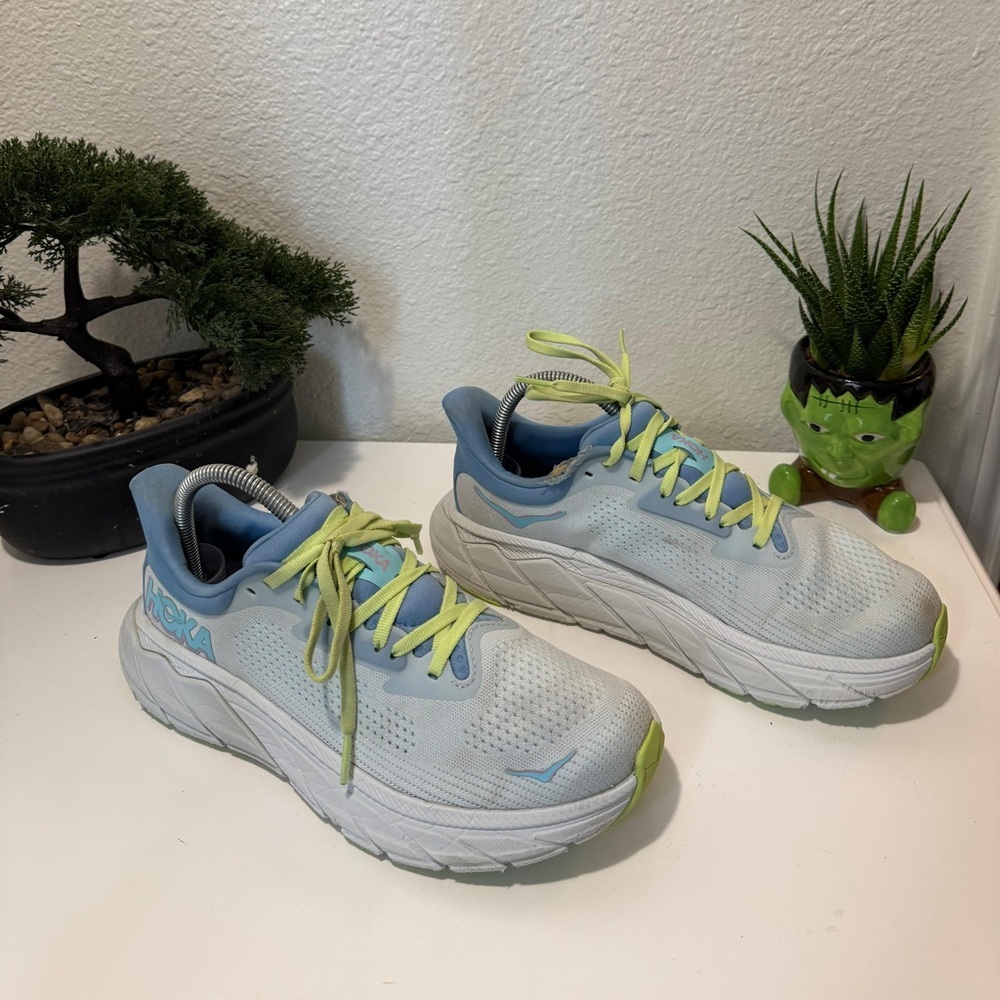 Hoka women size 8.5 Arahi 7 Athletic Shoes in Light Blue and Lime - Picture 4 of 8